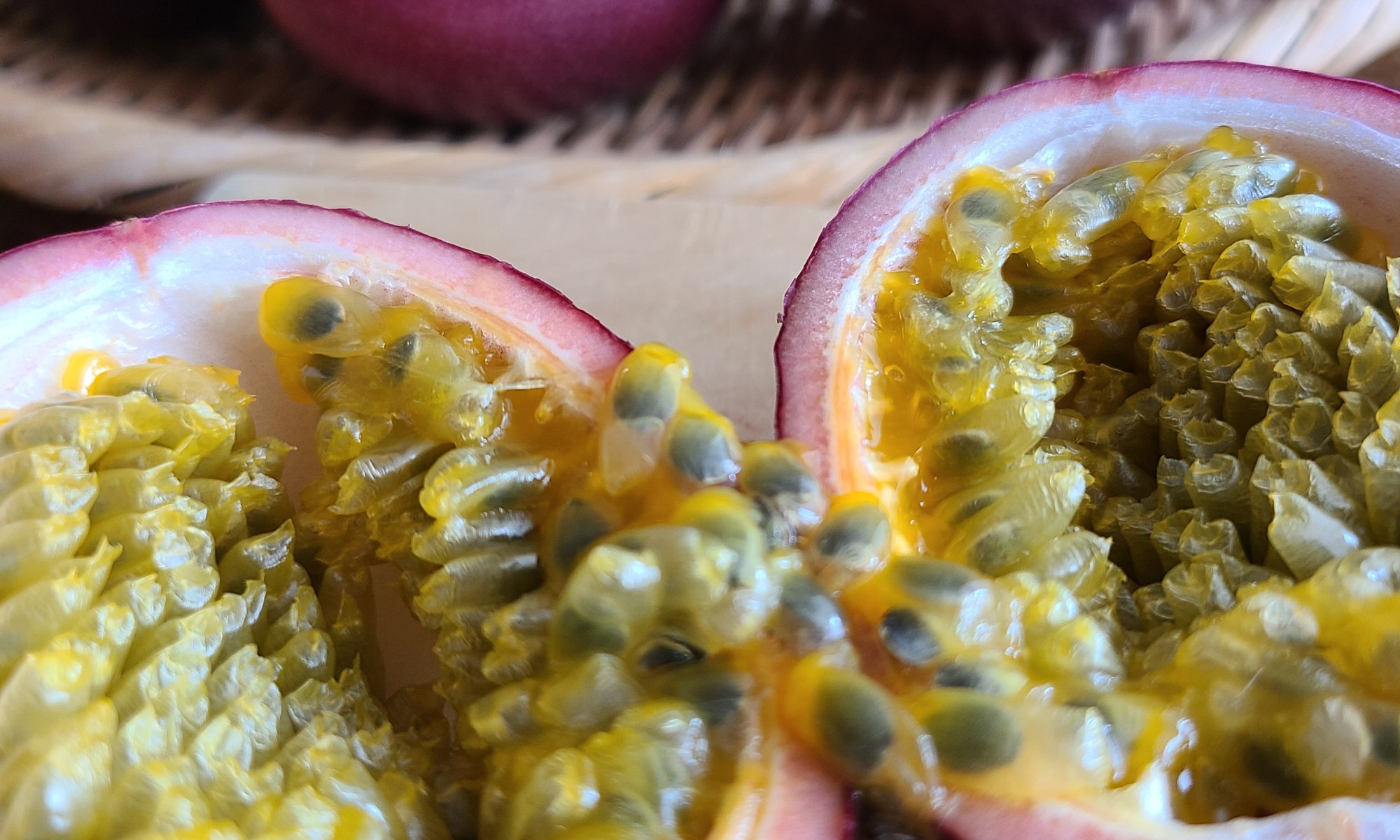 カットしたパッションフルーツ