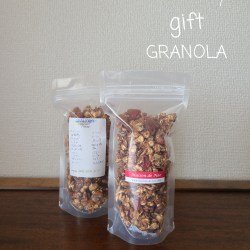 袋詰めしたギフト用グラノーラが並んでいます。