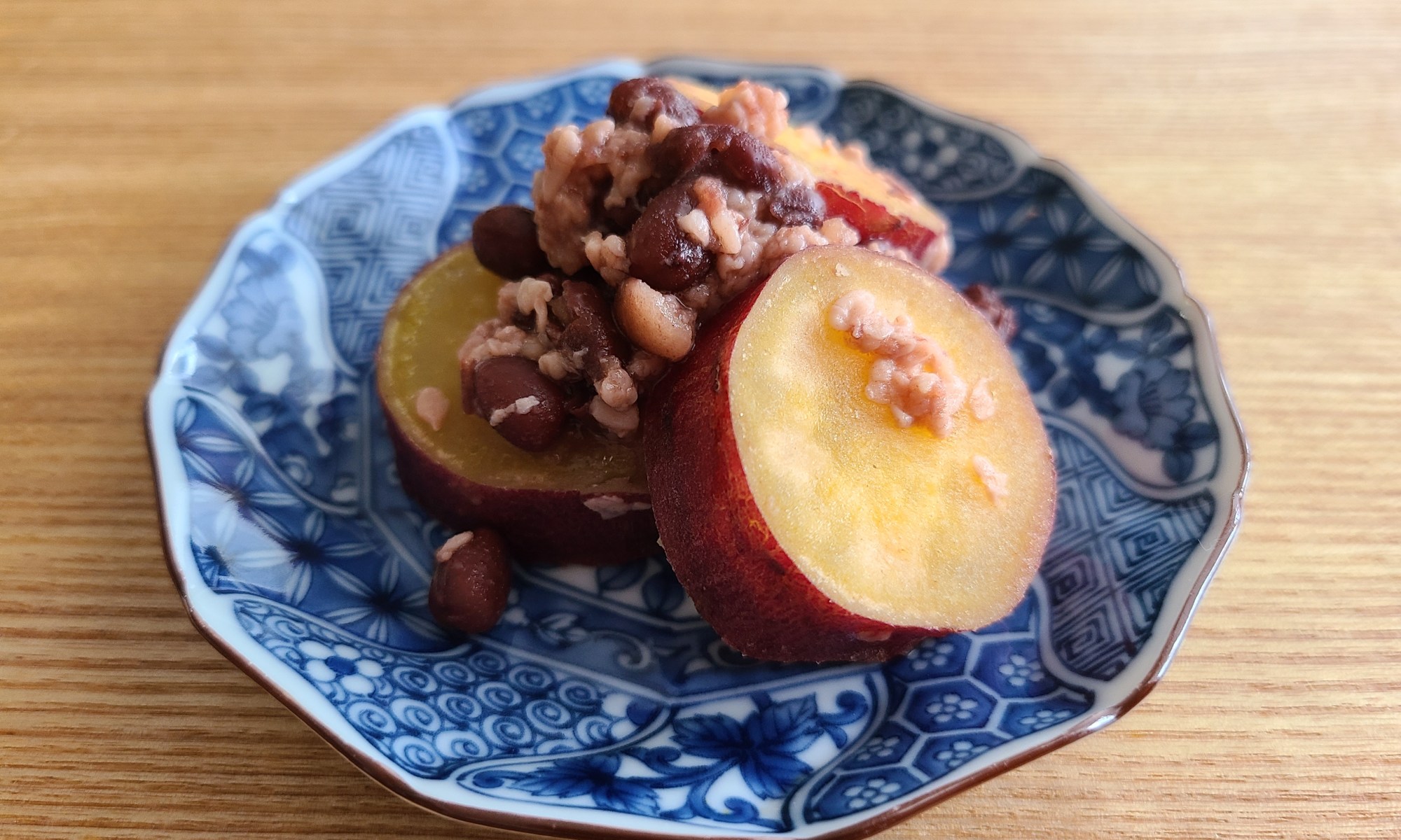 小皿に盛り付けられた薩摩芋と発酵小豆料理