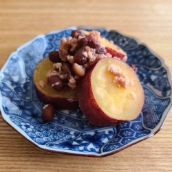 小皿に盛り付けられた薩摩芋と発酵小豆料理