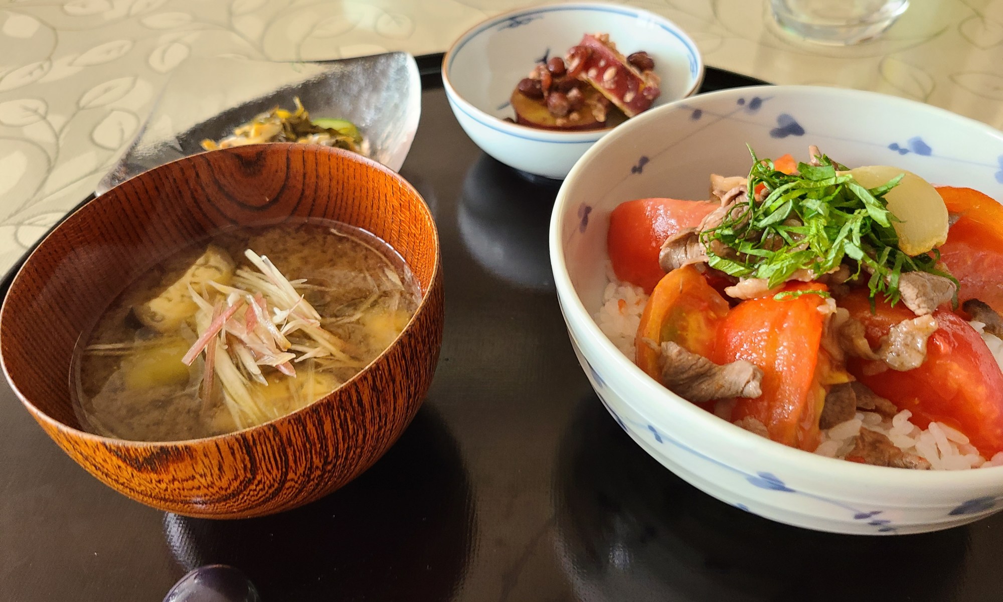 トマトたっぷり丼や味噌汁&小鉢料理