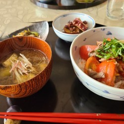トマトたっぷり丼や味噌汁&小鉢料理