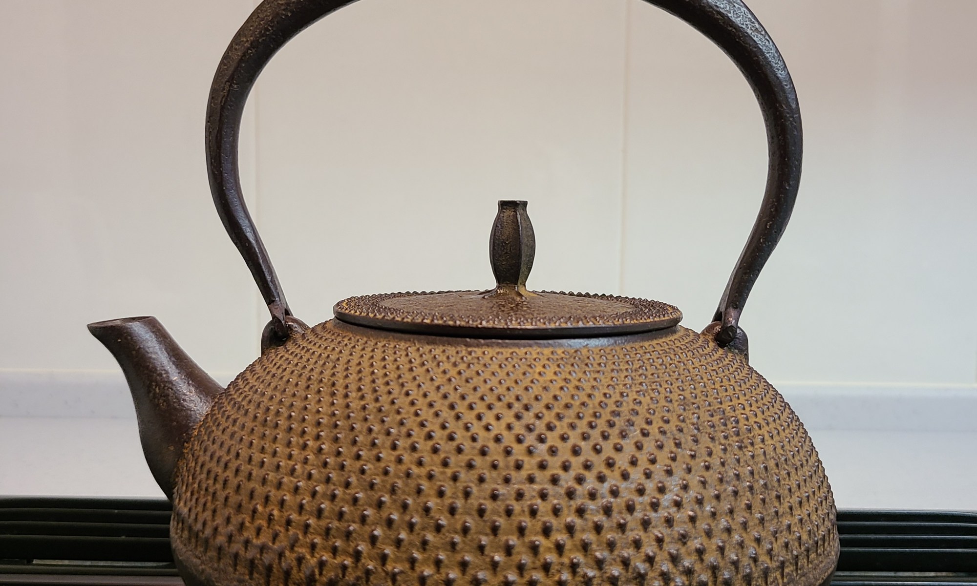 ガスコンロの上に鉄瓶があります。