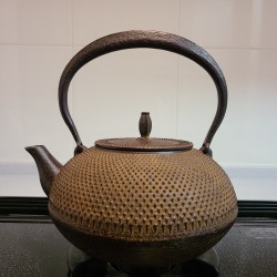 ガスコンロの上に鉄瓶があります。