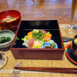 お重に入ったちらし寿司、茶碗蒸しなどが並んでます。