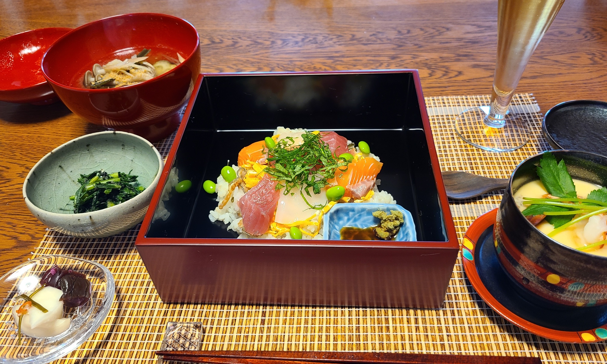 お重に入ったちらし寿司、茶碗蒸しなどが並んでます。