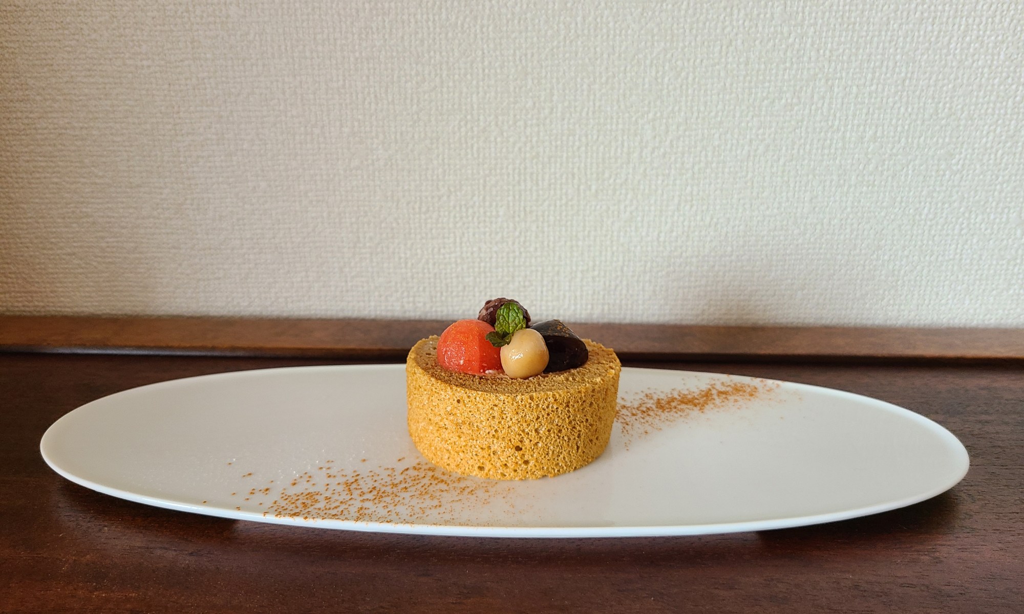 カットロールケーキの上に葛餅や小豆がデコレーション