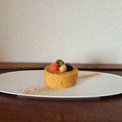 カットロールケーキの上に葛餅や小豆がデコレーション