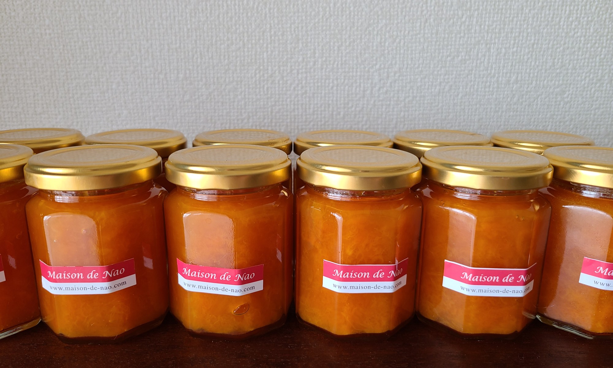 瓶詰めされた杏ジャムが沢山並んでいます。
