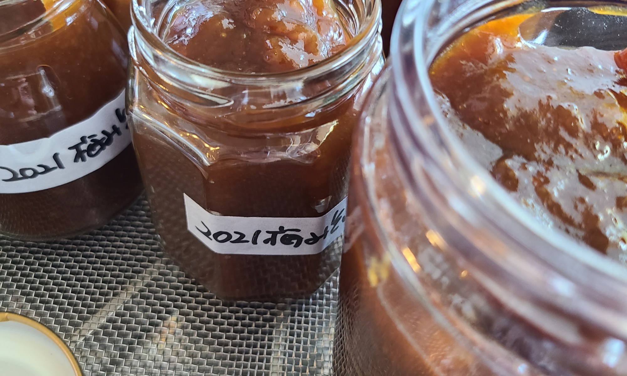 出来上がった梅味噌を沢山瓶につめて