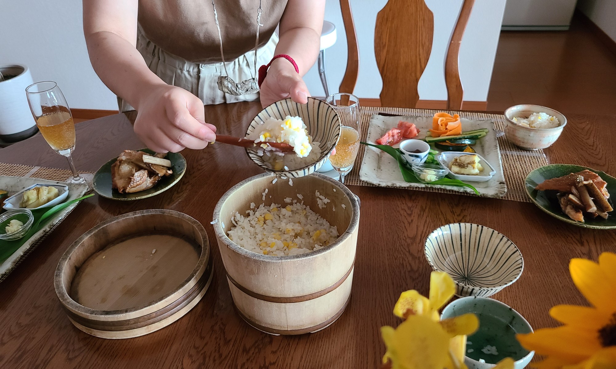 おひつのご飯をよそっている風景