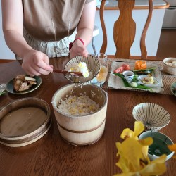 おひつのご飯をよそっている風景