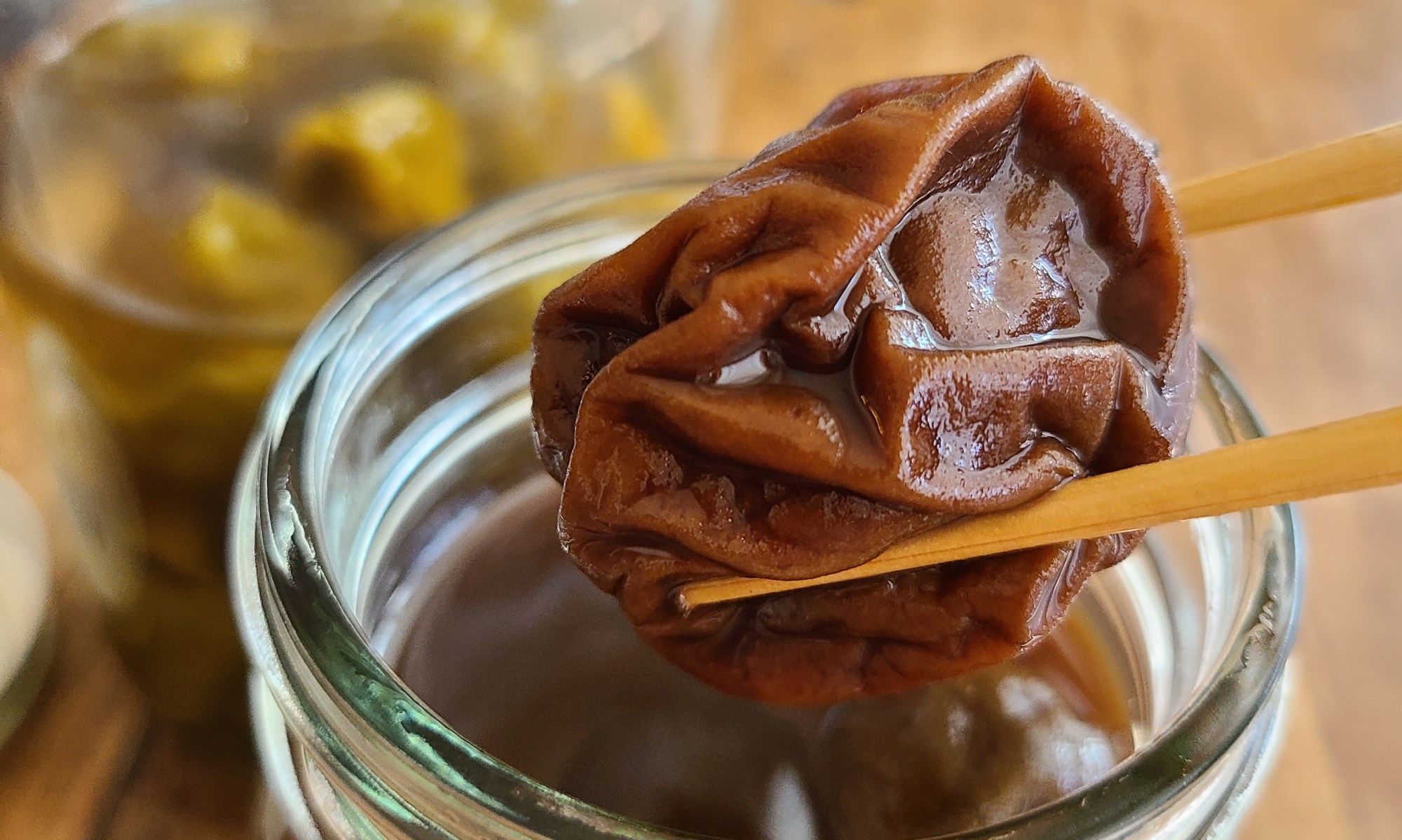 茶色に染まったしわしわの茶梅