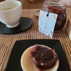 もなかの上に瓶詰めの餡をのせて