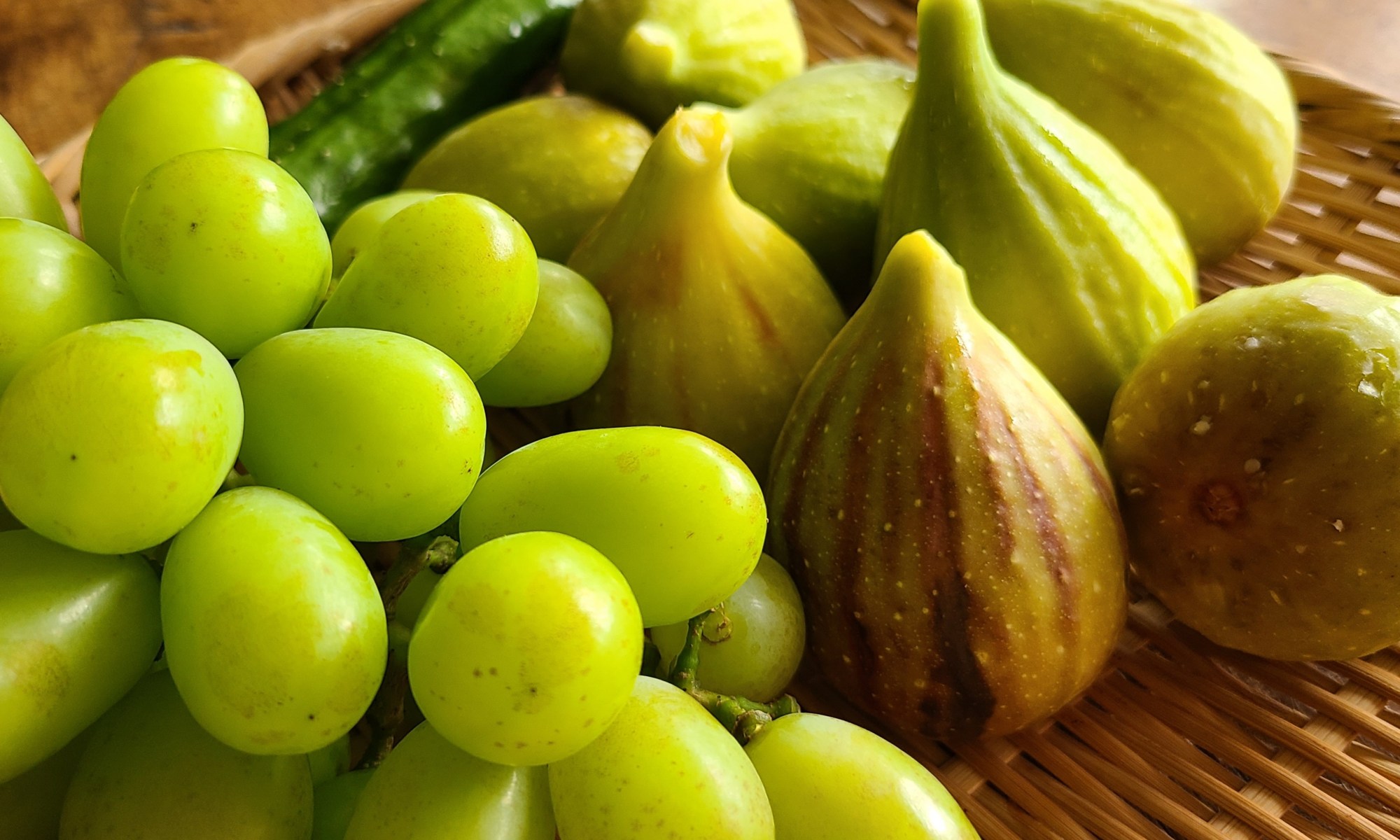 笊の無花果と葡萄と胡瓜が盛られている