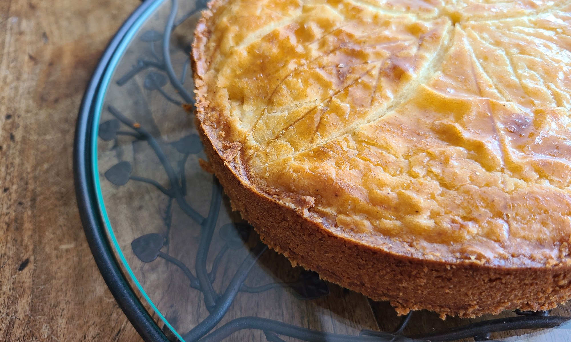 ガラスの器に焼き上がったガトーバスクがあります。