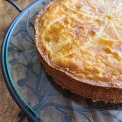ガラスの器に焼き上がったガトーバスクがあります。