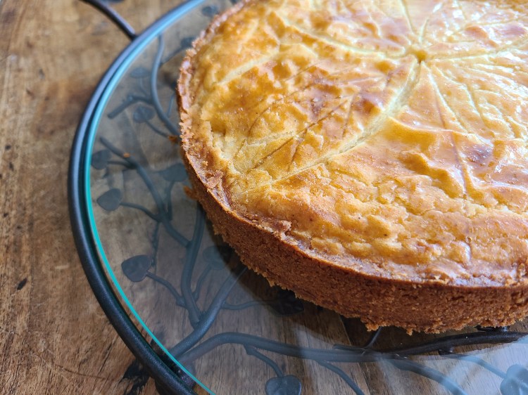 ガラスの器に焼き上がったガトーバスクがあります。