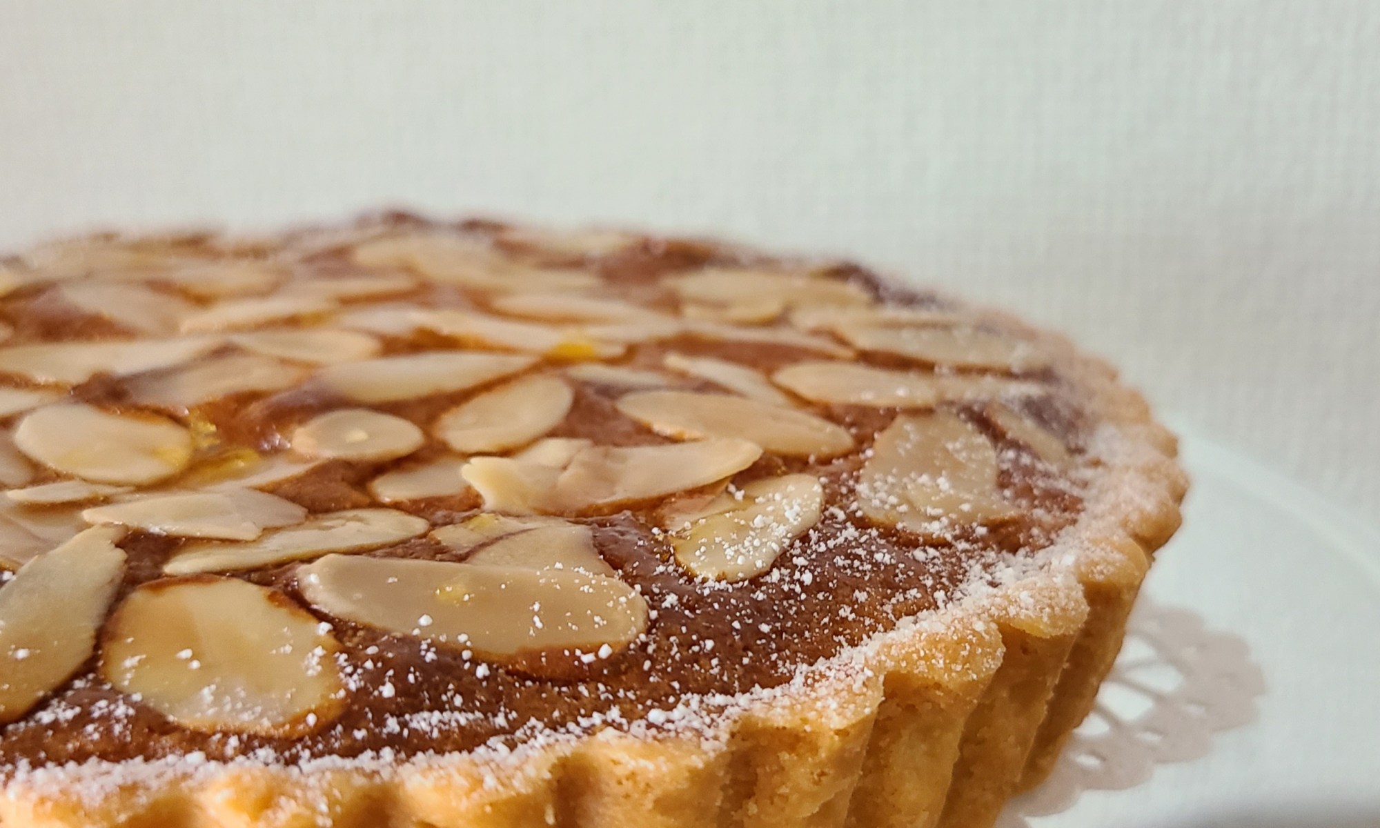 ガラススタンドにタルトがのっています。