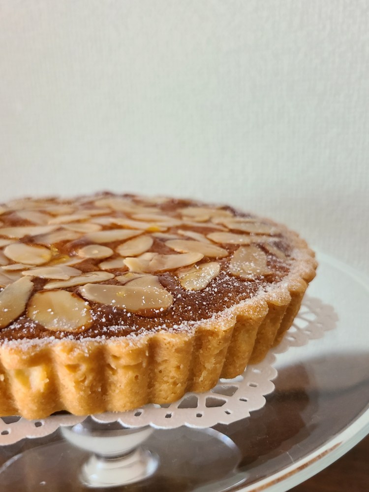 ガラススタンドにタルトがのっています。