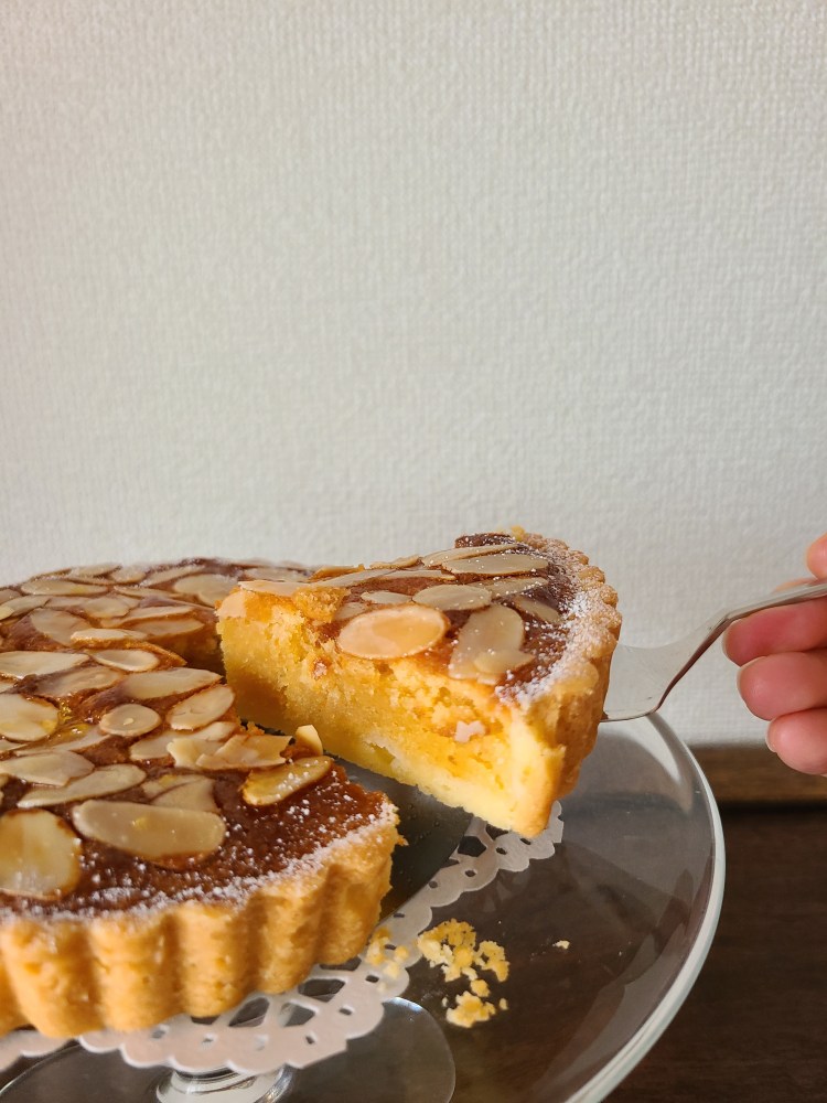 カットしたタルトを取り上げている様