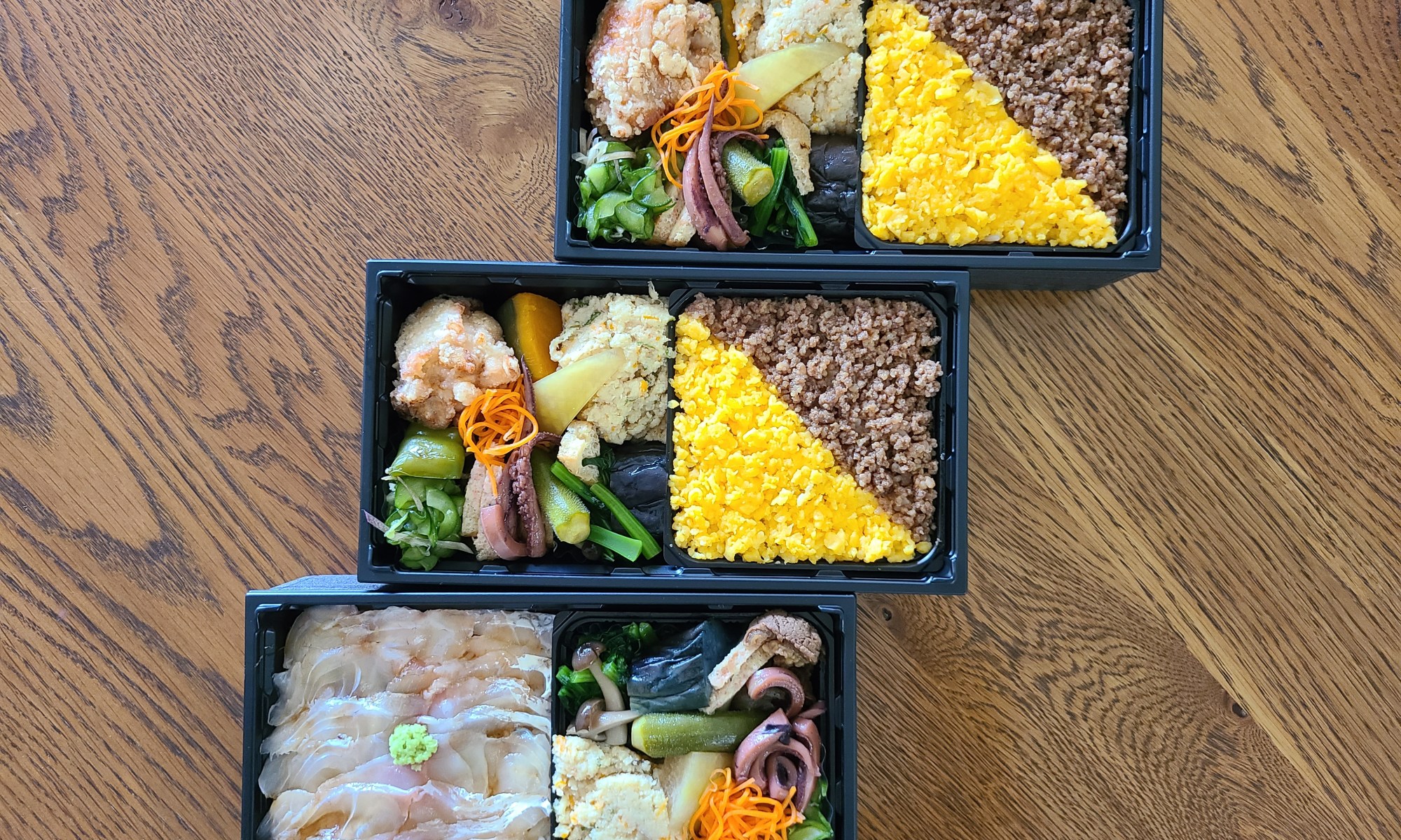 黒折に入った和の弁当が並んでいます