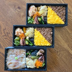 黒折に入った和の弁当が並んでいます