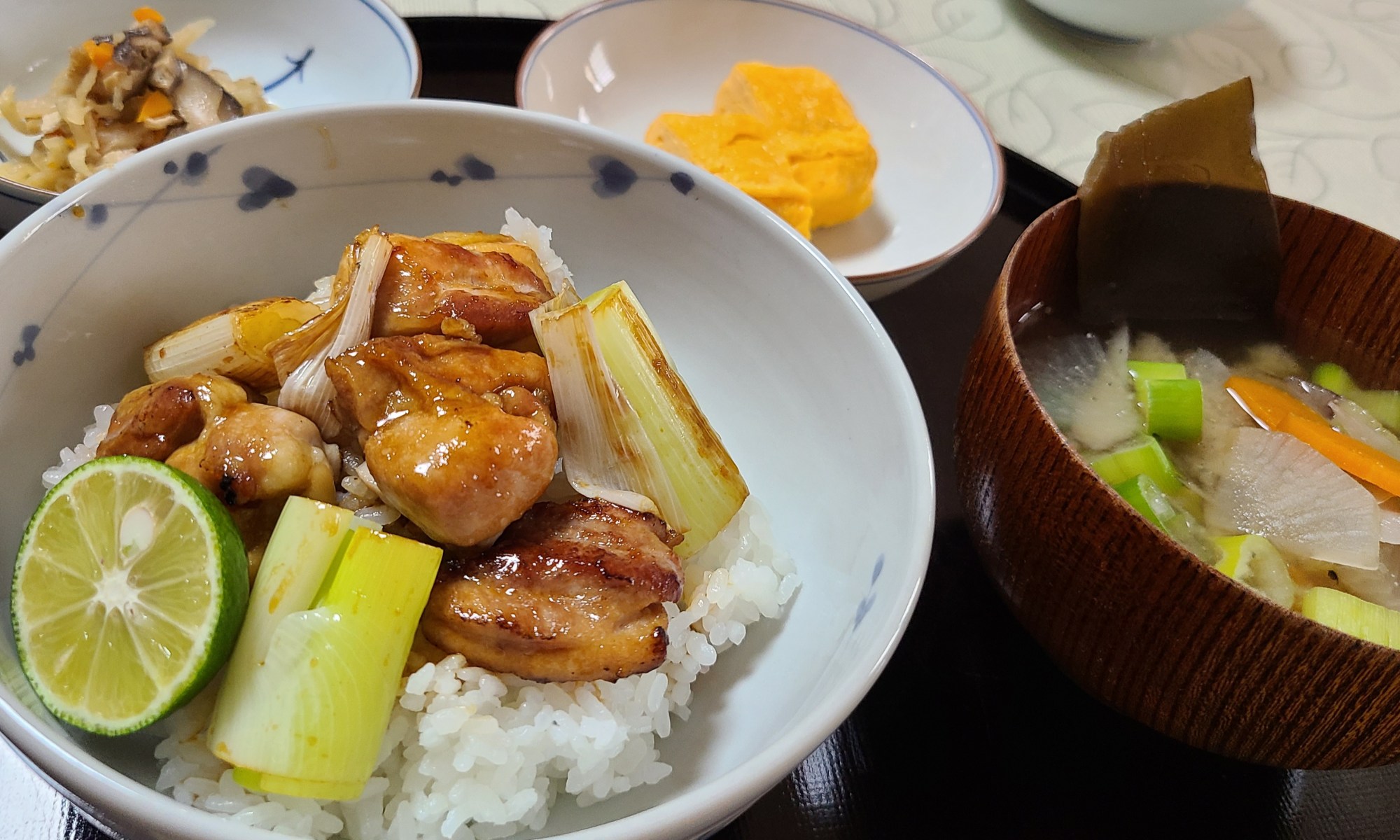 焼鳥丼・切り干し大根煮・だし巻き玉子・野菜味噌汁