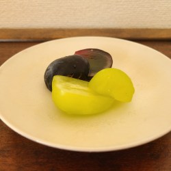 白器にカットした葡萄２種をもりつけ