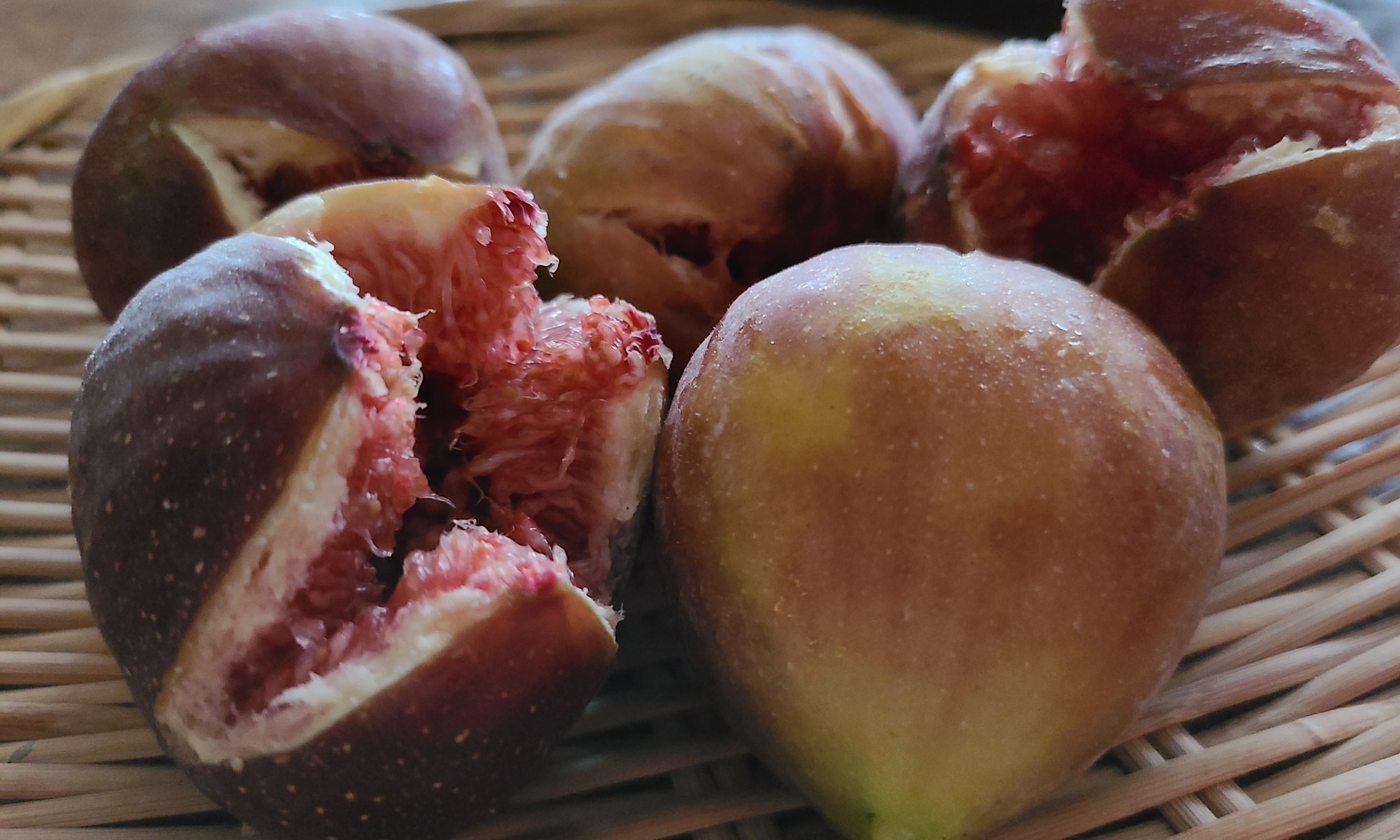 笊の上に熟した無花果が5つ