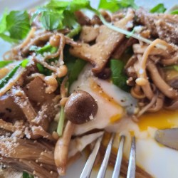 茸たっぷりのガレットをカットし卵がトロリ