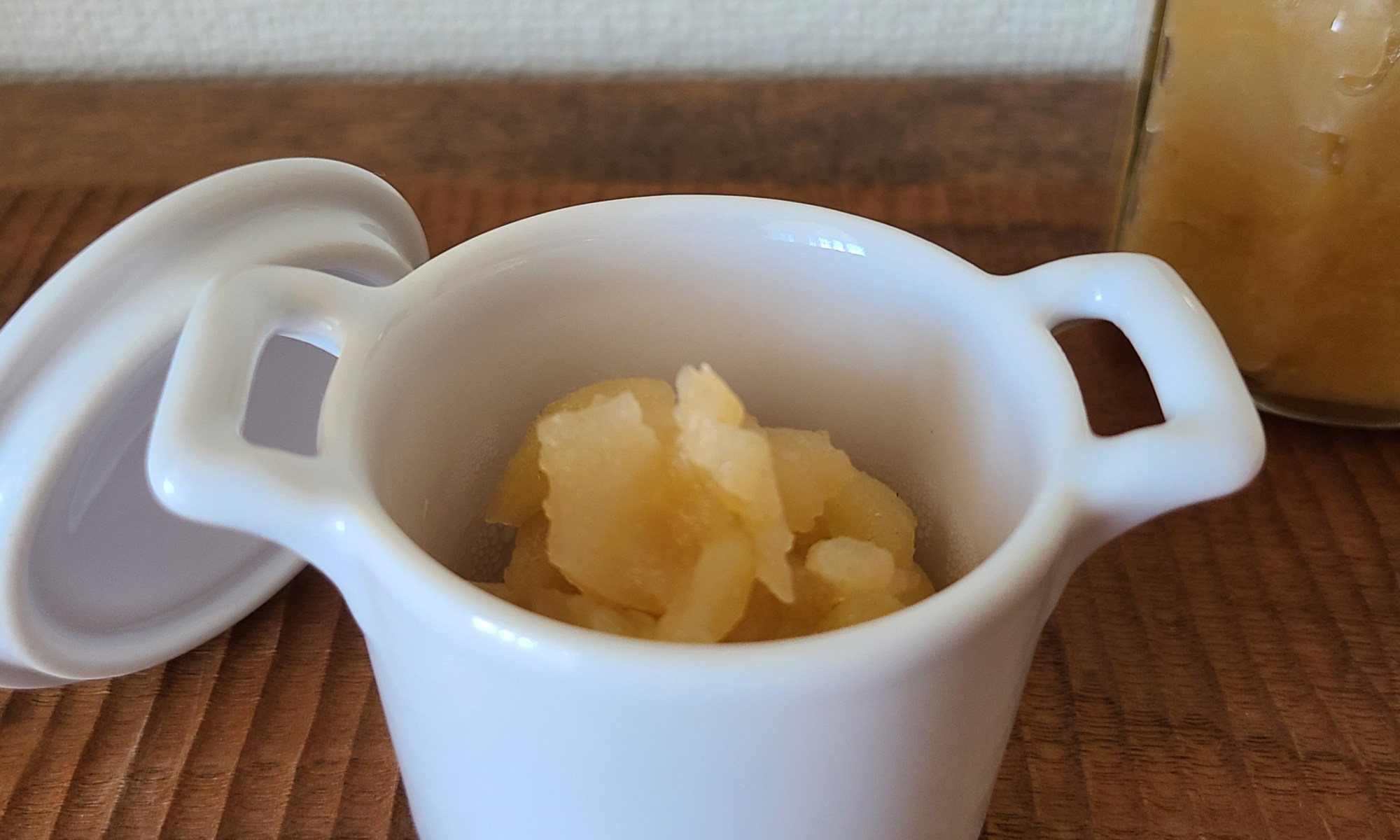 小さな葢付き容器に林檎ジャムが入っています。