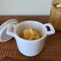 小さな葢付き容器に林檎ジャムが入っています。