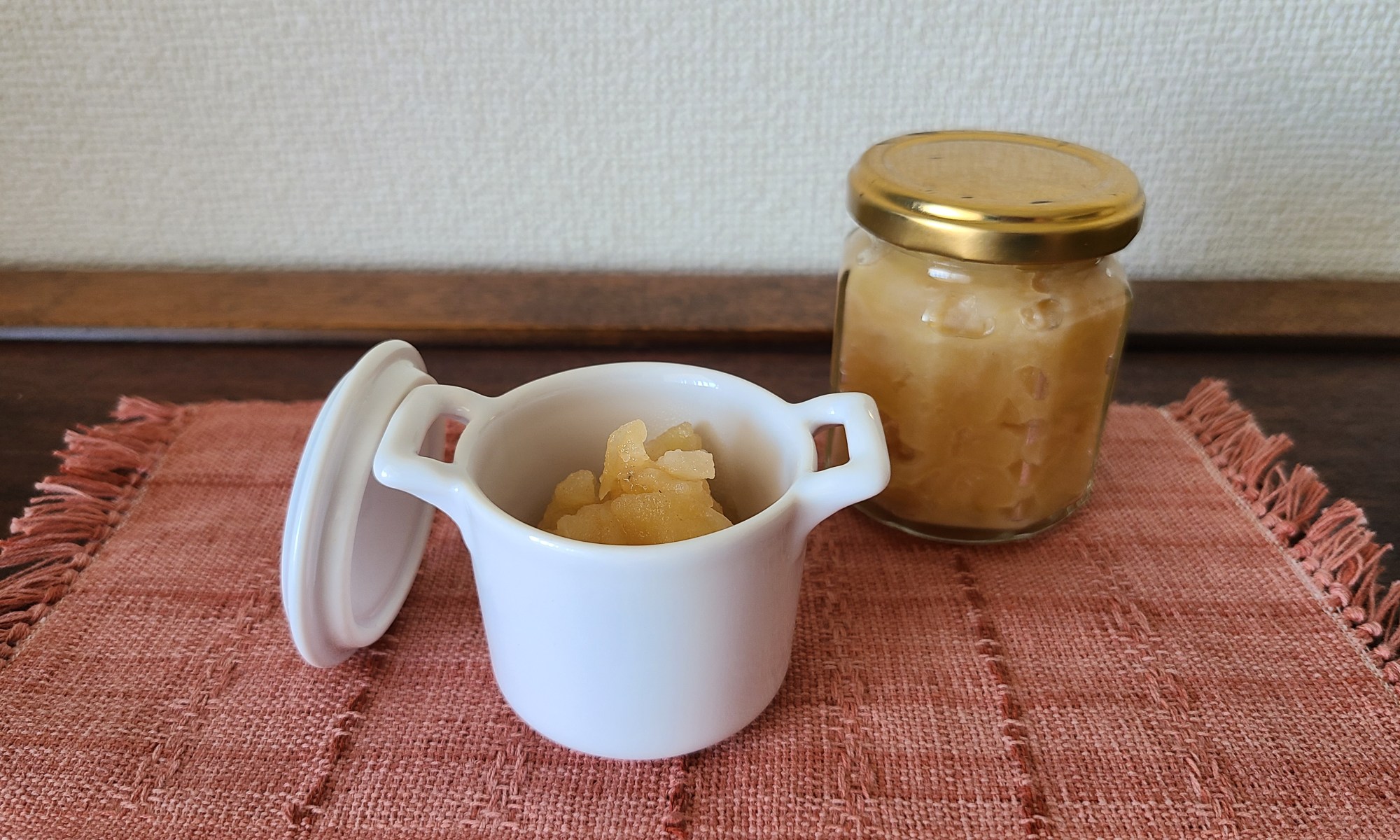 小さな葢付き容器に林檎ジャムが入っています。