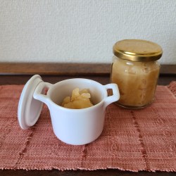 小さな葢付き容器に林檎ジャムが入っています。