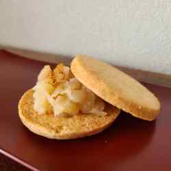 朱色の盆に林檎ジャムが顔をだしたクッキーサンド