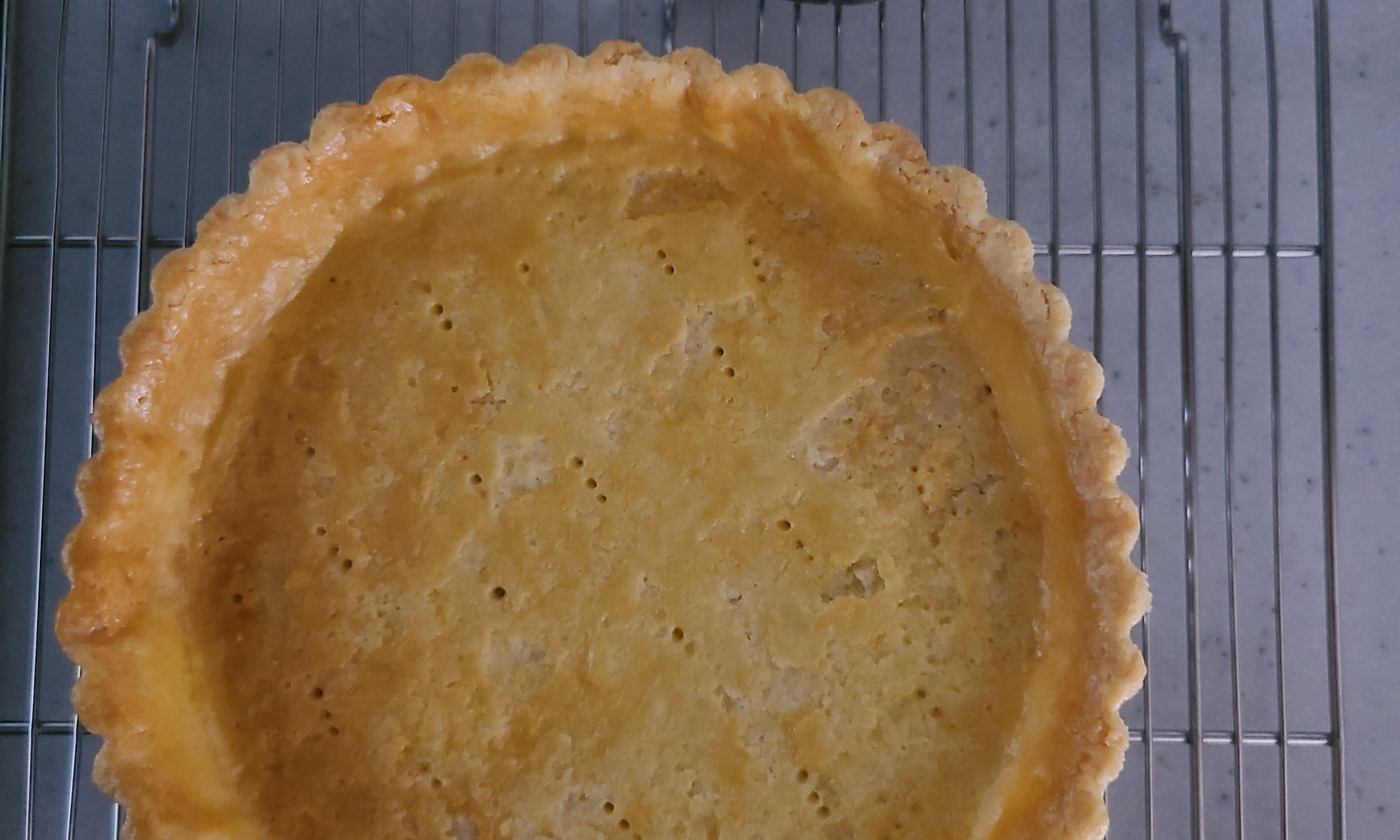 空焼きした生地がラックに