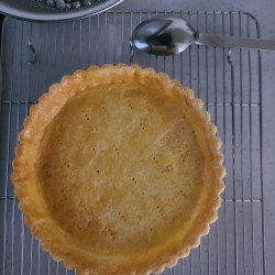 空焼きした生地がラックに