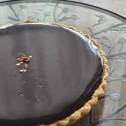 ガラス器につやつやタルトオショコラが盛り付けられています