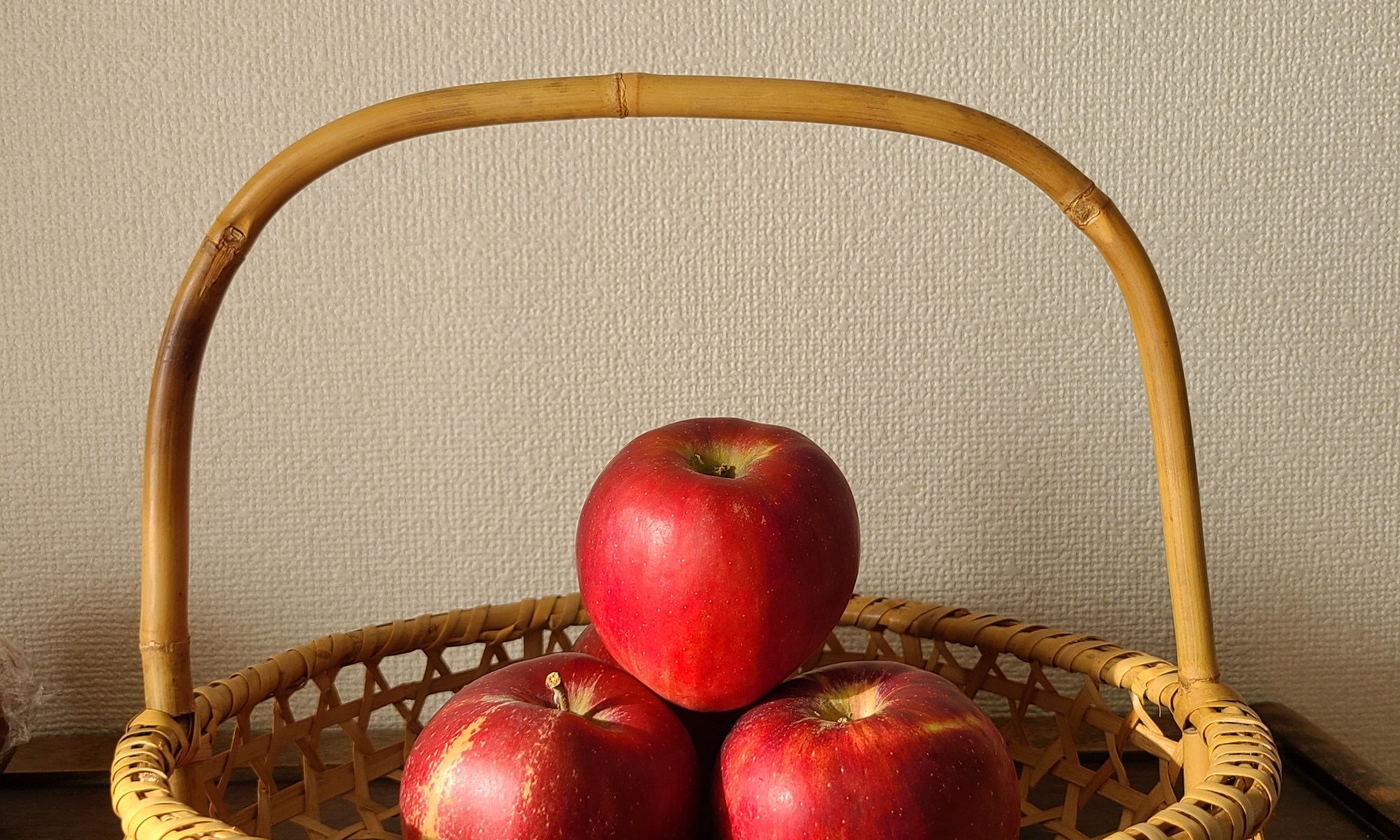 かごの中に立派な紅玉が積んであります