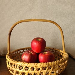 かごの中に立派な紅玉が積んであります