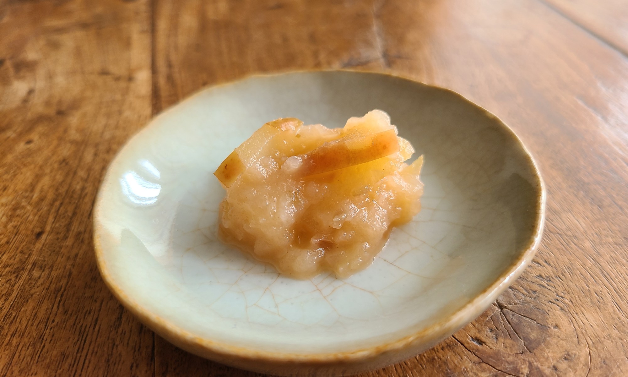 白の豆皿に紅玉の焼きジャムを