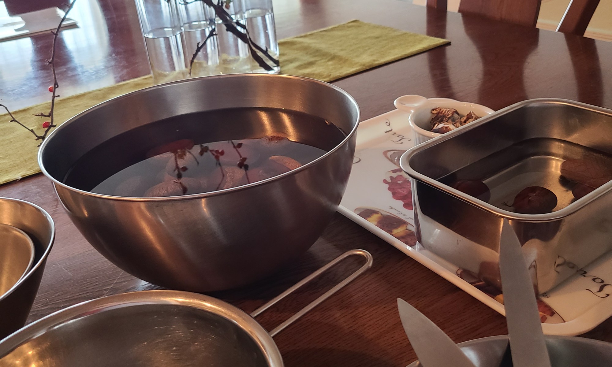 栗の甘露煮の下準備道具が並んでいます