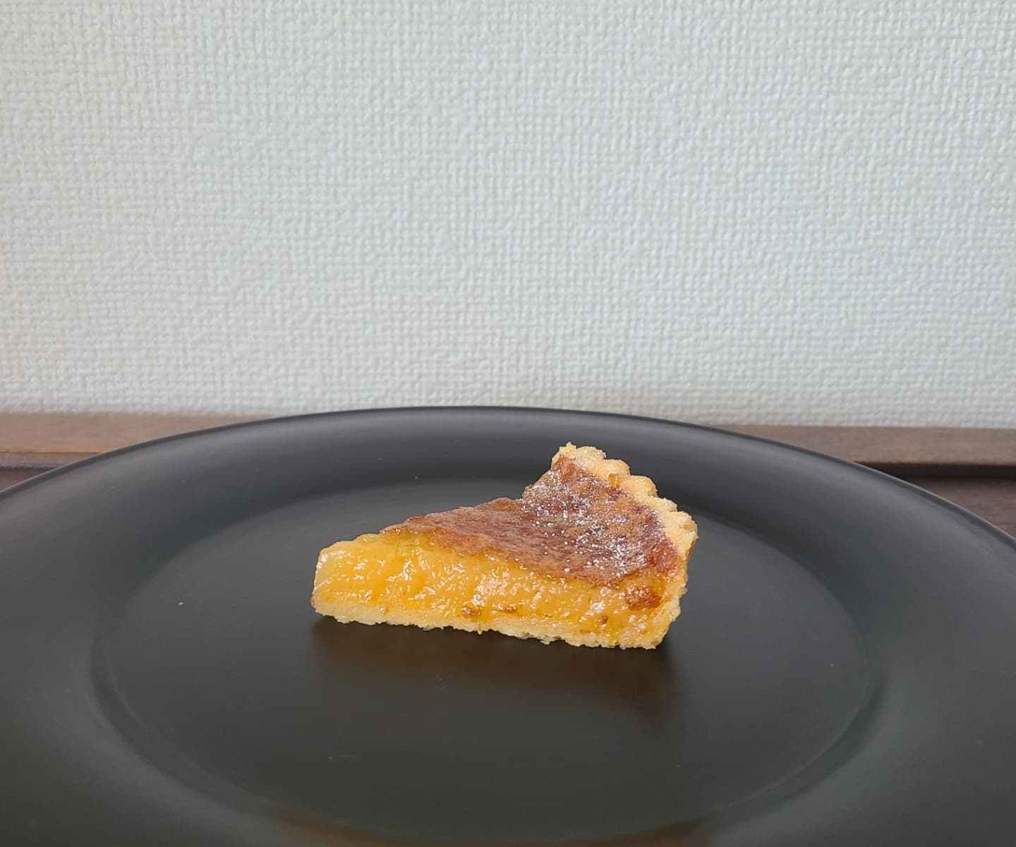 黒漆器にカットしたレモンタルトを盛り付け