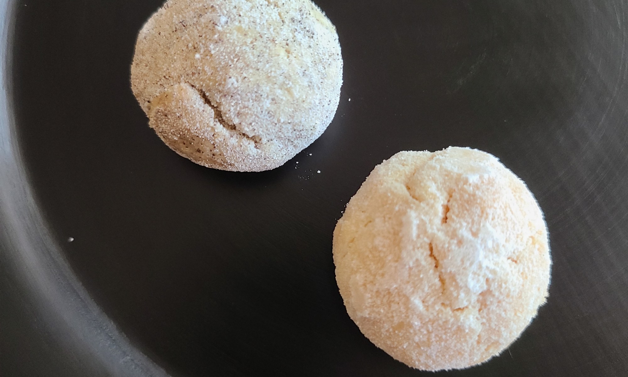 黒漆器の上に２種のブールドネージュが並んでます