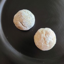 黒漆器の上に２種のブールドネージュが並んでます