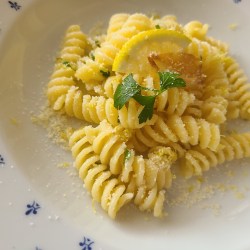 白皿にショートパスタ盛り付け