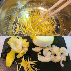 檸檬の皮をむきお鍋で煮ている