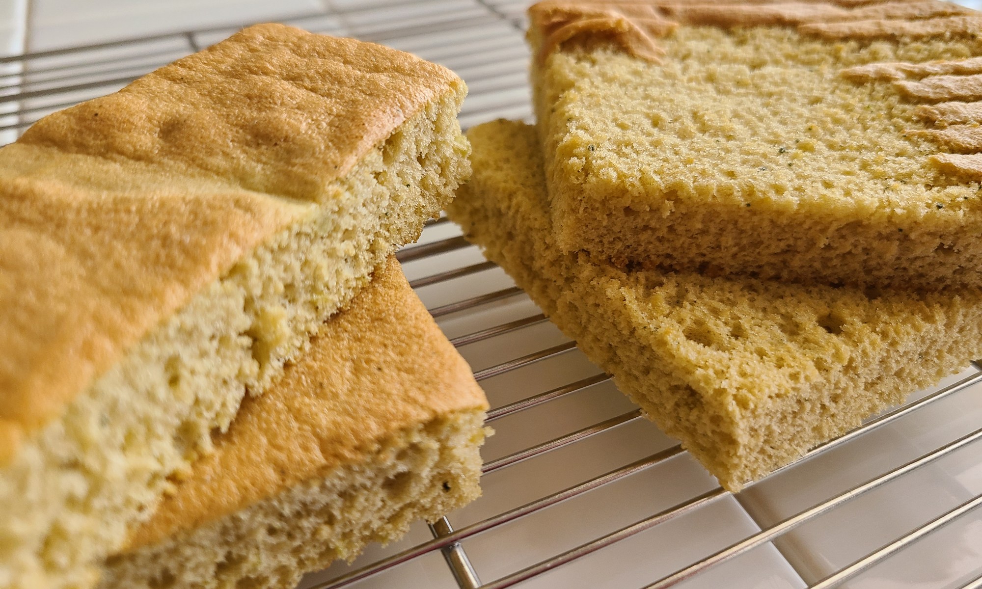 2種のスポンジをカットしラックの上に