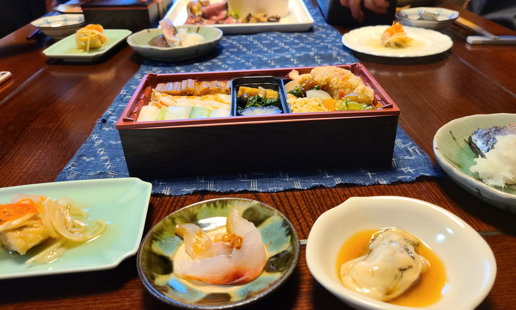 どじょうさんのお料理がテープるに並んでいます